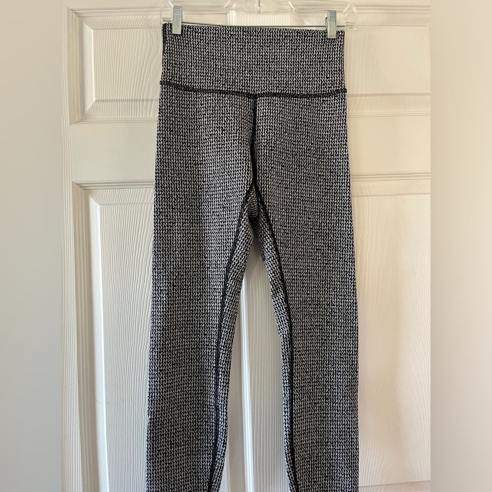 Lululemon Wunder Under Crop (High-Rise) *21"
Teeny Tooth White Black
